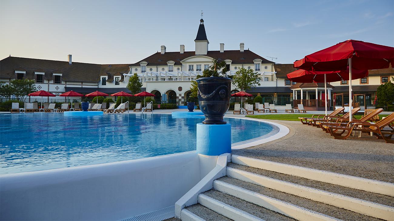 Swimming pool and exterior of Marriott's Village D'Ile-de-France timeshare location